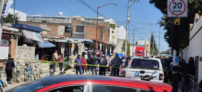 #Video | Tensión en primaria de Puebla: Intentan linchar a conserje y directora por presunto caso de abuso sexual a menor