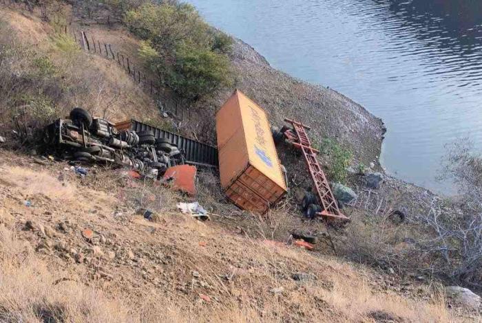#Video | Tractocamión cae a barranco en la Siglo XXI; conductor pierde la vida