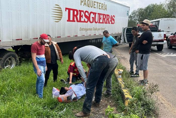 #Video | Tractocamión de paquetería choca contra camellón central en la Morelia-Pátzcuaro; hay un herido