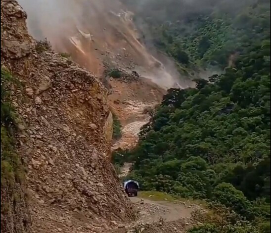 #Video | Tragedia en Santiago Yosondua: Lluvias intensas derrumban puente que conectaba a la comunidad