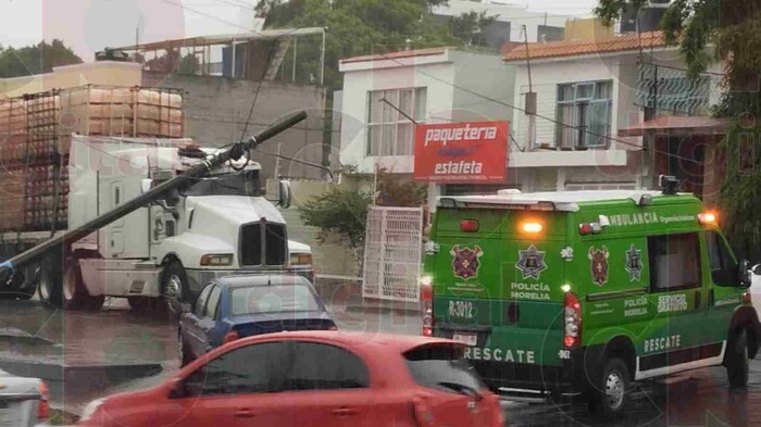 #Video: Trailer derriba poste de Telmex en Madero Oriente