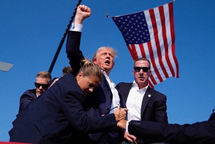 #Video | Tras balacera en discurso de Donald Trump, el candidato presuntamente sale sangrando y la política estadounidense se convulsiona