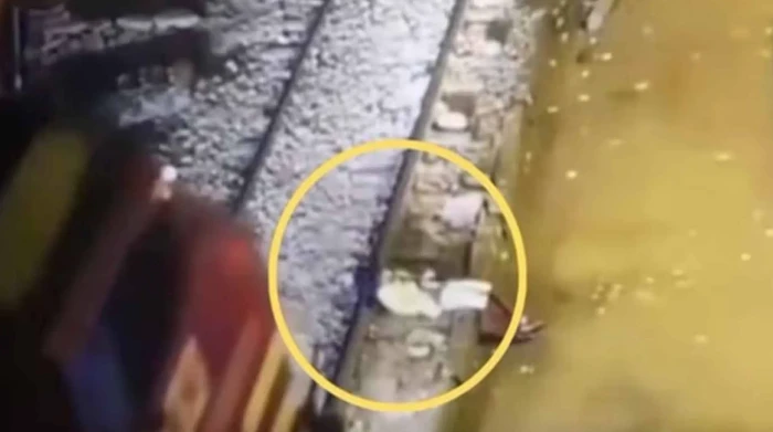 Video: Tren pasa por encima de joven que se acostó en vías y sobrevive de milagro