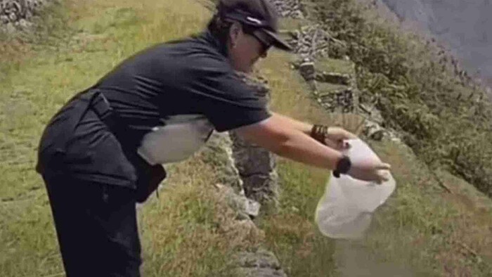 Video: Turista genera controversia por arrojar cenizas de un fallecido en Machu Picchu