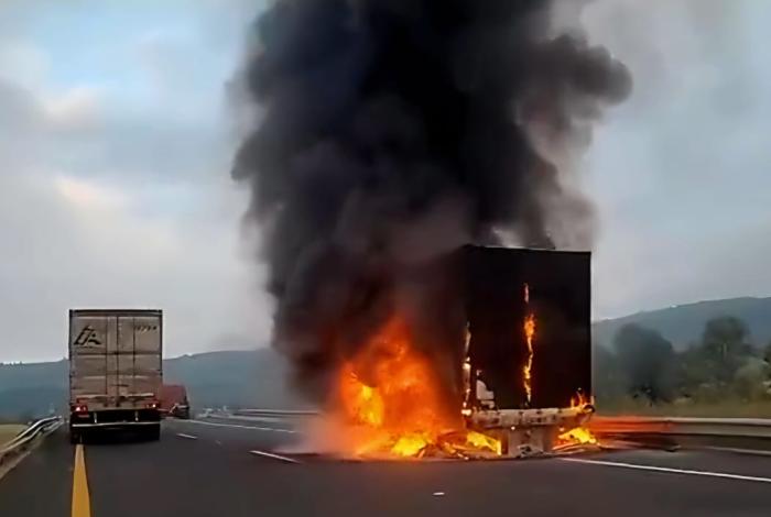 #Video | Un tractocamión ardió en llamas sobre la Autopista México-Guadalajara a la altura de Huaniqueo