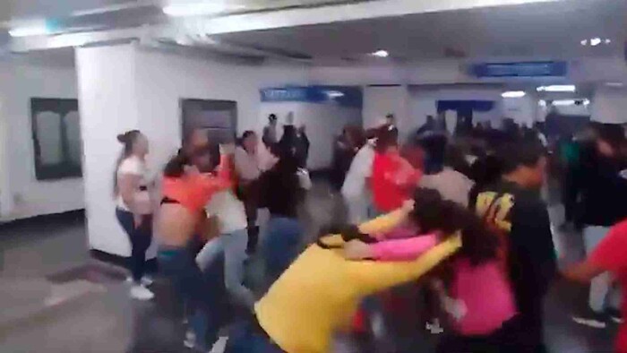 #VIDEO: Vendedores ambulantes protagonizan riña en el Metro