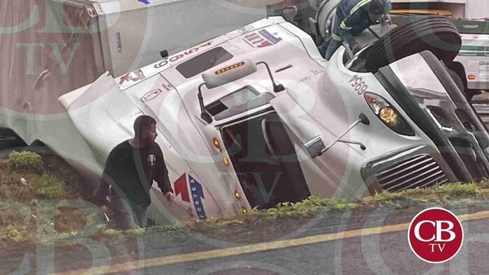 #VIDEO: Volcadura de tráiler genera cierre en la autopista de Occidente