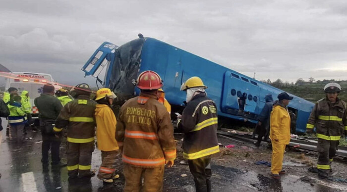 #Video | Volcadura de un autobús de pasajeros dejó un saldo de 30 heridos sobre la Puebla-Atlixco