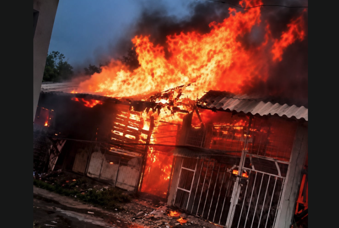 #Video | Voraz incendio consume inmueble en la colonia San Juan Evangelista de Uruapan; bomberos continúan con las labores