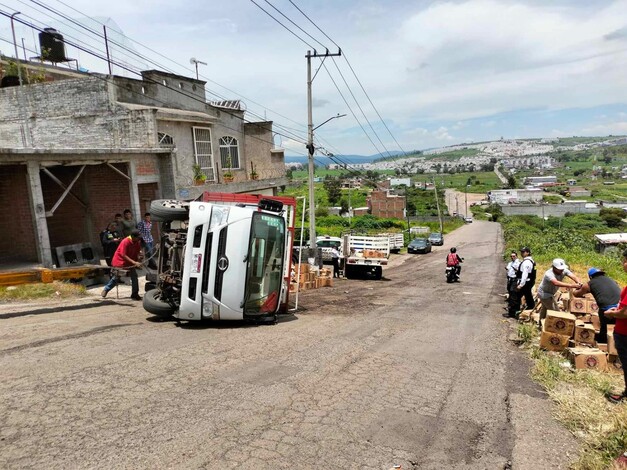 #Video | Vuelca camión cervecero cerca del fraccionamiento Villas Oriente 