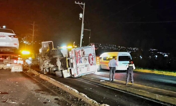 #Video | Vuelca camión de helados en el libramiento norte de Morelia