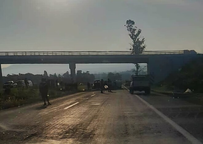 #Video | Vuelca camioneta de jornaleros en Tiripetío, hay 4 heridos