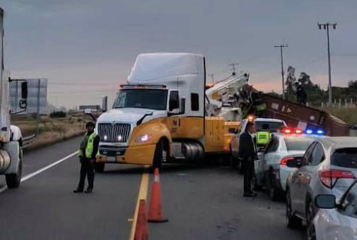 #Video | Vuelca tractocamión en la Pátzcuaro-Cuitzeo