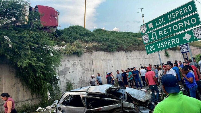 #Videos | Auto cae de puente tras choque con camión papayero; hay 4 heridos