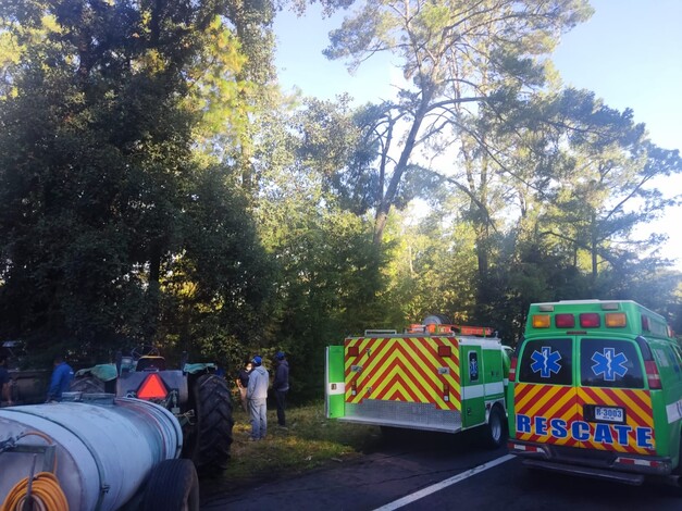 #Videos | Chofer de camión de carga prensando tras accidente sobre la carretera Uruapan-Los Reyes