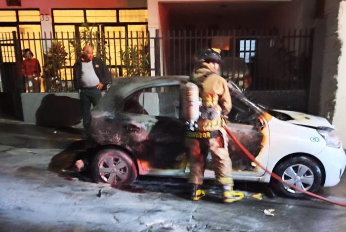 #Videos | Criminales queman taxi en el Barrio Mágico de San Pedro, Uruapan