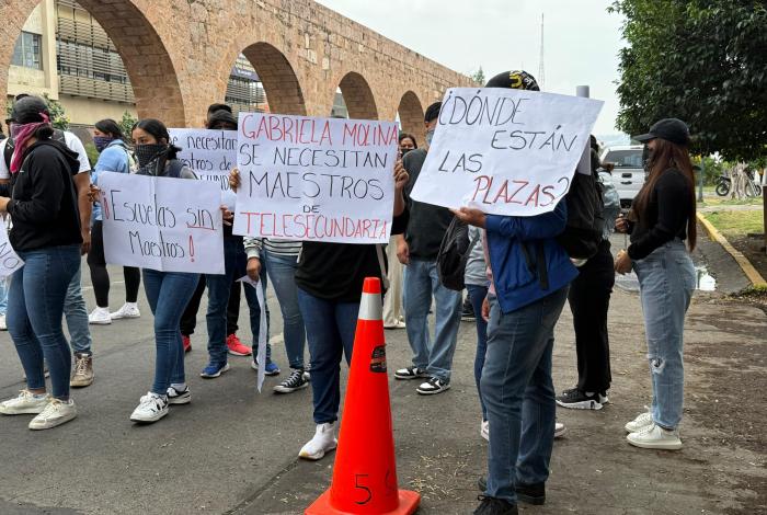 #Videos | Estudiantes normalistas bloquean avenida Acueducto en Morelia y destruyen un ventanal