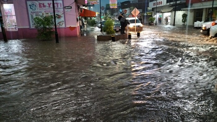 #Videos | Fuerte tromba genera inundaciones en Apatzingán