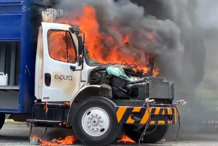 #Videos #Imágenes | Normalistas queman vehículo en Libramiento y Siervo de la Nación, Morelia