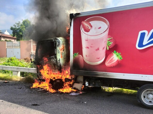 #Videos | Queman camión repartidor para bloquear la carretera Apatzingán – Buenavista