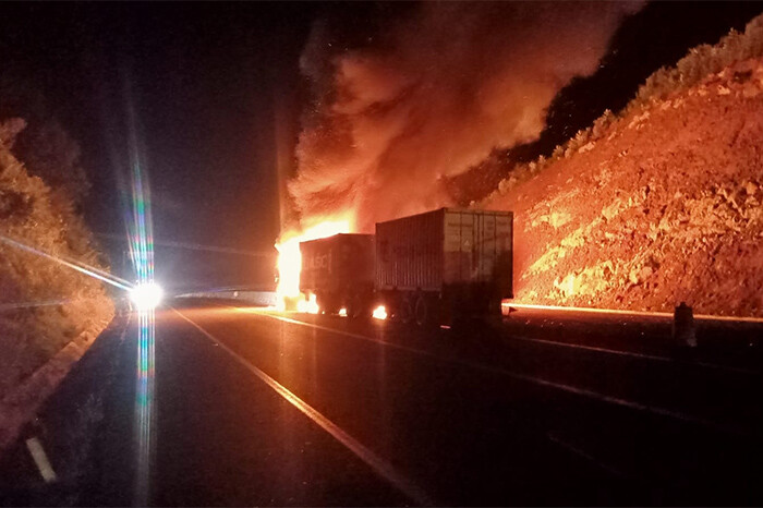 VIDEOS | Se incendia tráiler en la Siglo XXI; “tantito más me tardeo y me quemo arriba”, narra el chofer