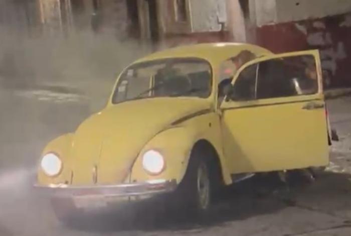 #Videos | Se incendia Vocho amarillo en el centro de Morelia