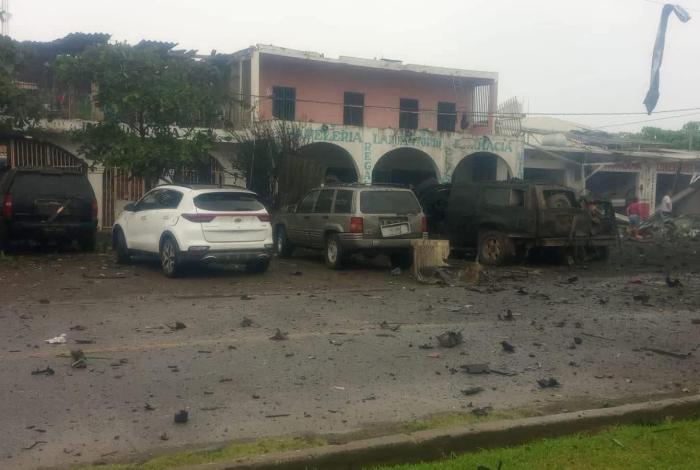 #VIDEOS | Suman 3 muertos y 6 lesionados, tras ataque explosivo contra base de la Policía Comunitaria de Coahuayana