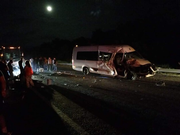 #Videos | Tres lesionados tras choque entre camioneta y camión de carga, en la Siglo XXI