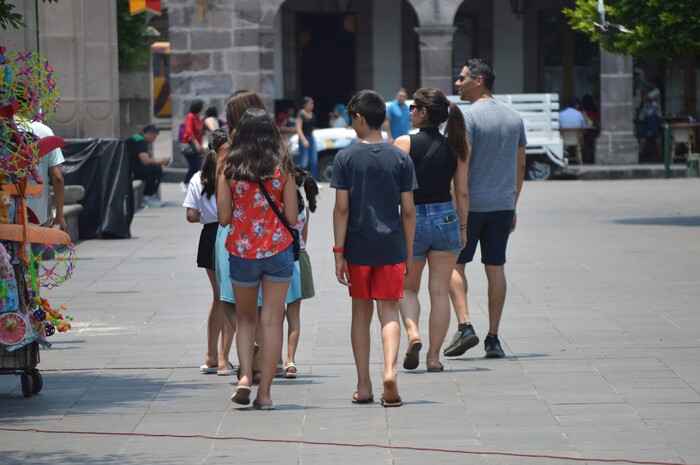 Viento ayudará a sobrellevar calor de hasta 45°C en Michoacán este jueves