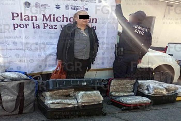 Vinculan a proceso a mujer que transportaba 40 kilos de m0t4 en la Autopista de Occidente
