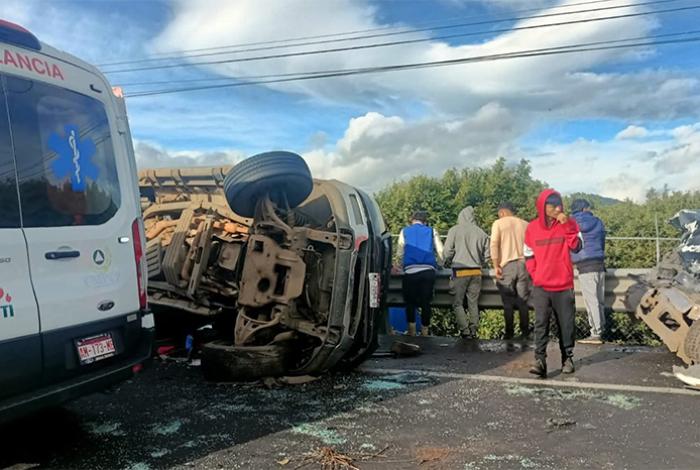 Violento choque entre camioneta de jornaleros y camión aguacatero deja 7 heridos