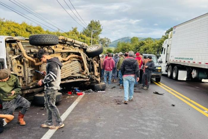 Violento choque entre camioneta de jornaleros y camión aguacatero deja 7 heridos