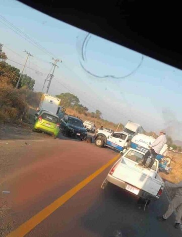 Violentos enfrentamientos y bloqueos carreteros en Apatzingán y Parácuaro, Michoacán