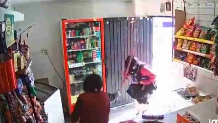 #Viral: ¡SAQUESE! Con escobazos mujer impide asalto en su tienda