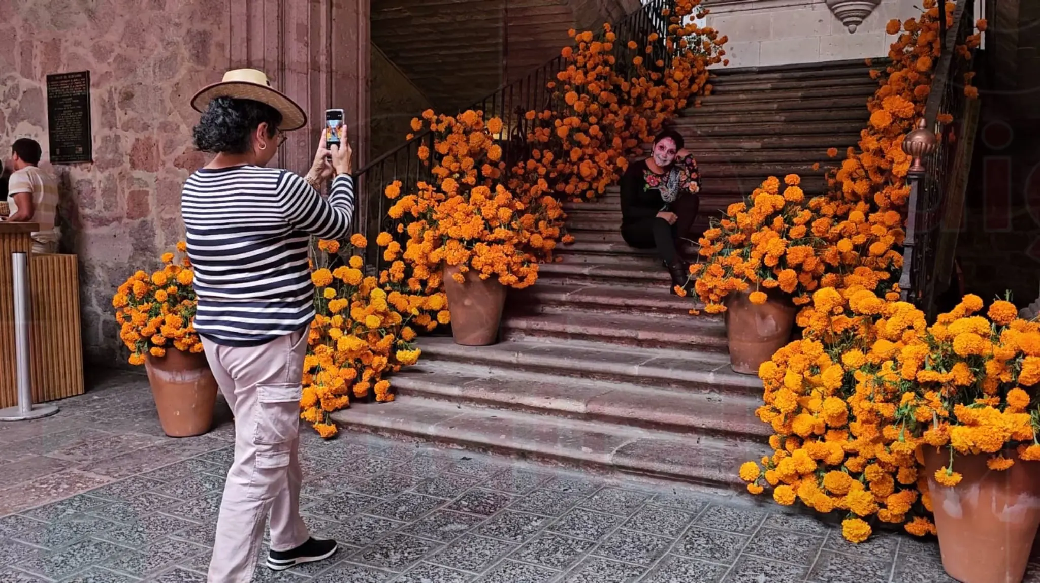 Visitantes se deleitan con decoración en Palacio Municipal de Morelia
