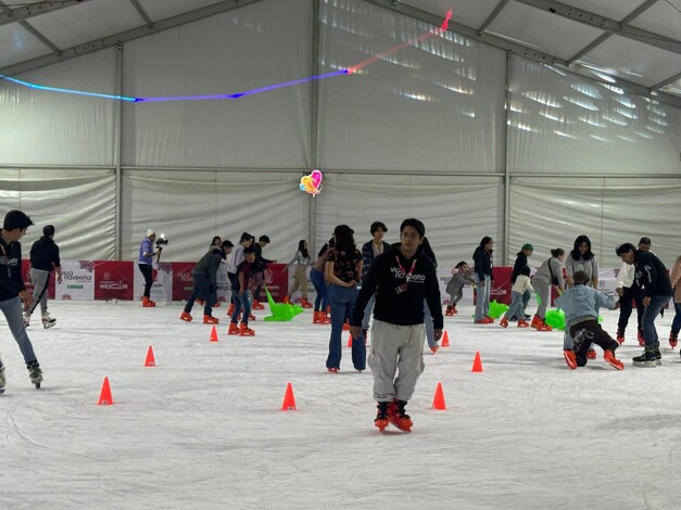 Vive el último día de 2024 en la pista de hielo de la Villa Navideña