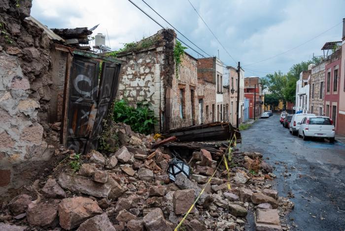 Vivienda en deterioro registra caída de bardas en el Centro Histórico