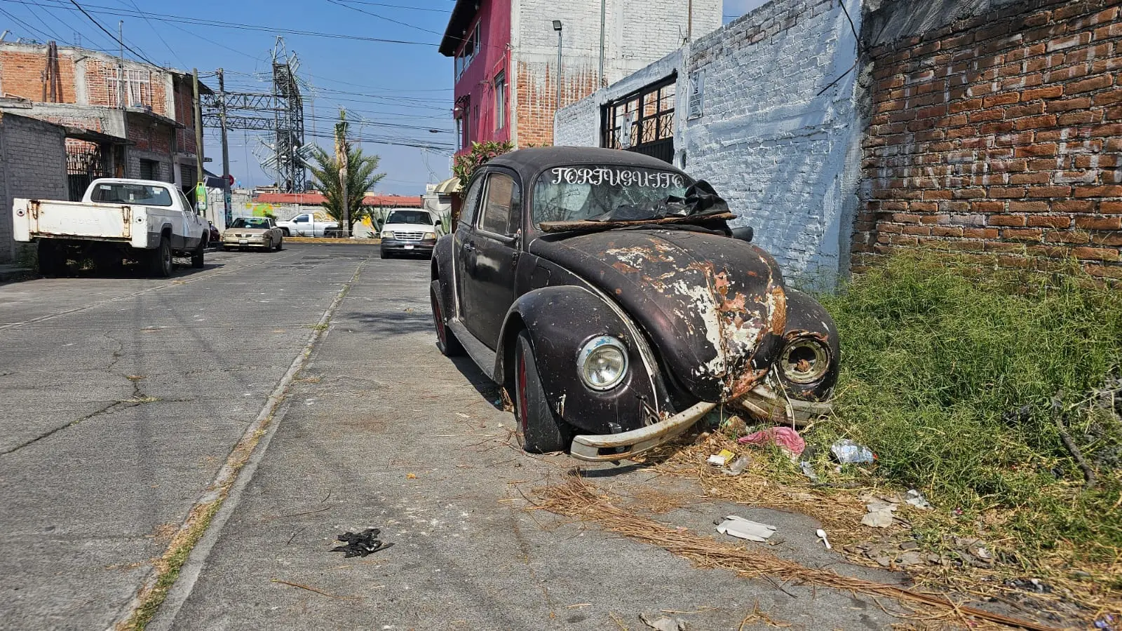Vocho abandonado genera preocupación en vecinos al oriente de Morelia