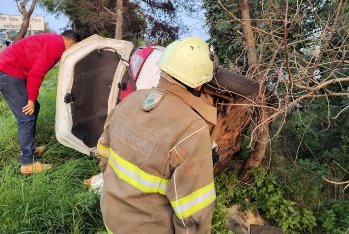 Volc4dura de taxi en la Morelia-Pátzcuaro deja tres lesi0nados