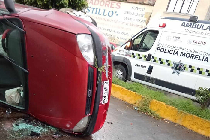 Volcadura de auto deja 2 heridos en la avenida Nocupétaro, en Morelia