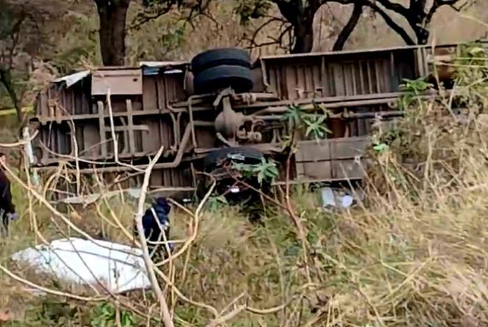 Volcadura de autobús de jornaleros deja un muerto y al menos 20 heridos en la carretera La Piedad-Manuel Doblado