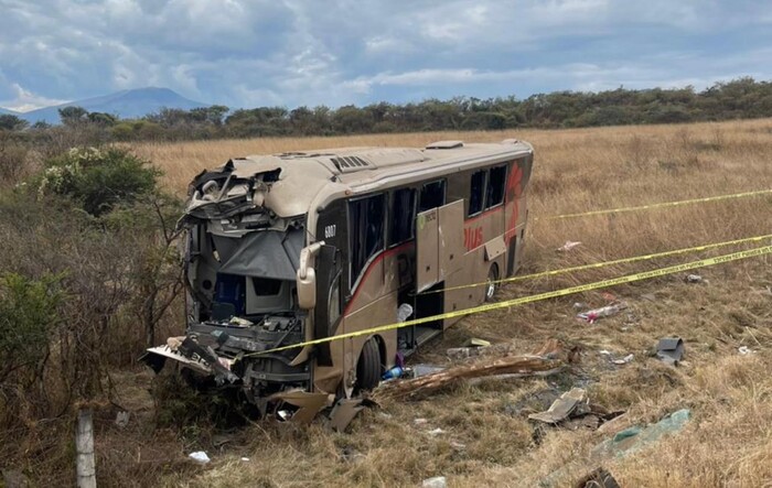 Volcadura de autobús deja 1 muerto y 19 heridos en la México-Guadalajara