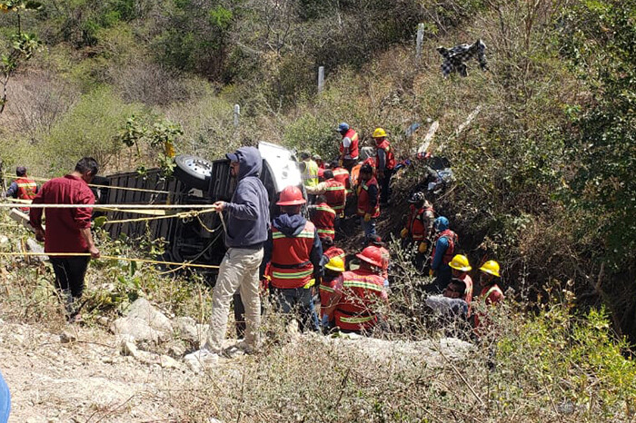 Volcadura de autobús deja 11 muertos y 30 heridos en Oaxaca