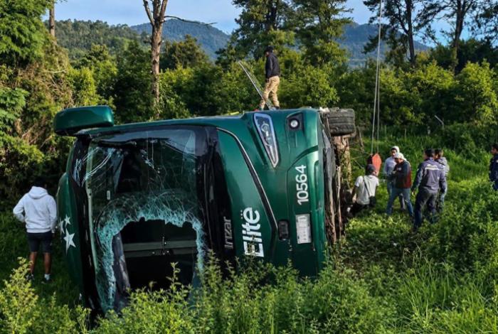 Volcadura de autobús deja al menos 10 lesionados sobre la carretera Uruapan-Paracho