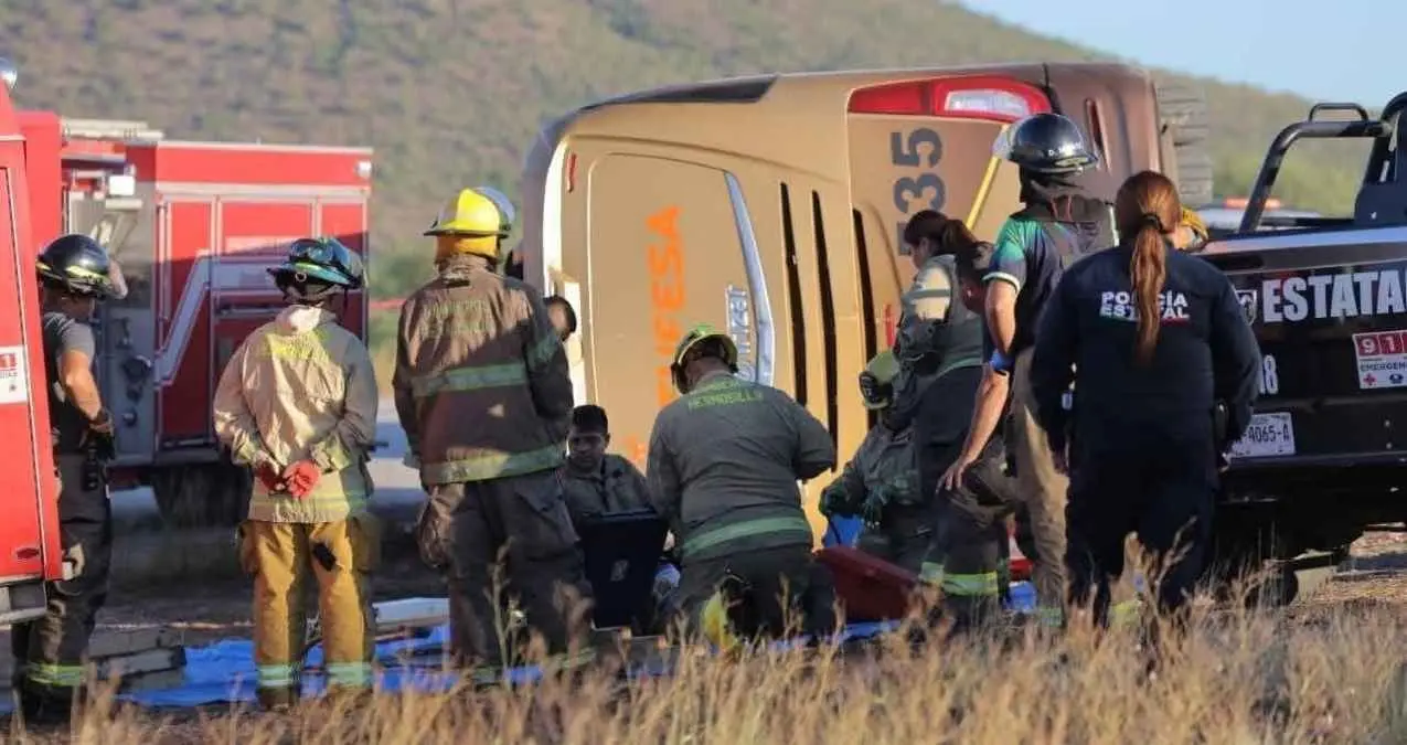 Volcadura de autobús en la carretera Hermosillo-Guaymas deja al menos 7 muertos 