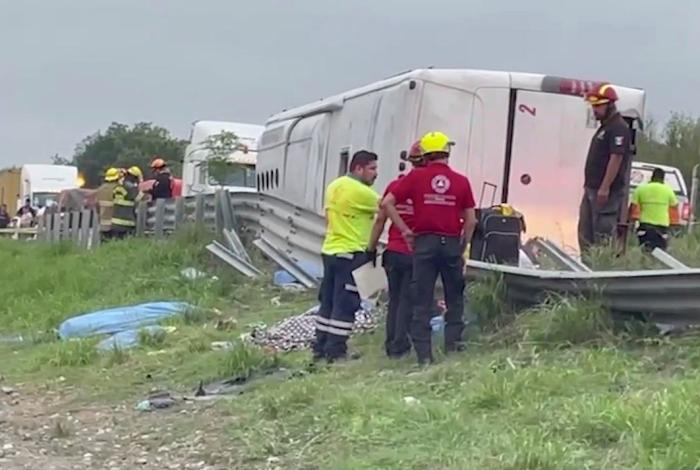 Volcadura de autobús en Nuevo León deja 11 muertos y 19 lesionados