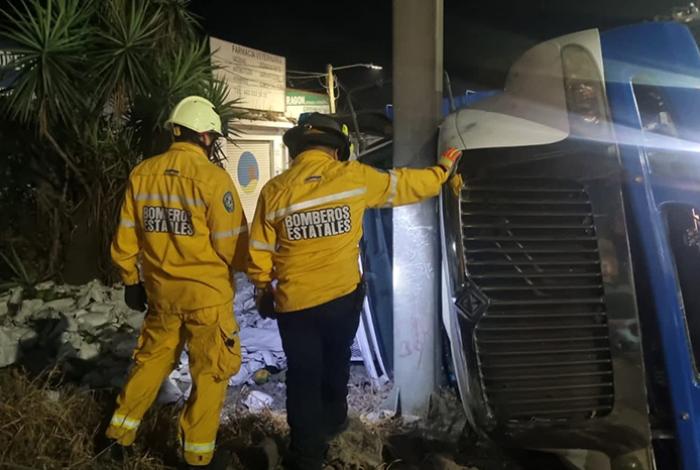 Volcadura de camión cargado de papayas deja un herido en Calzada La Huerta, de Morelia