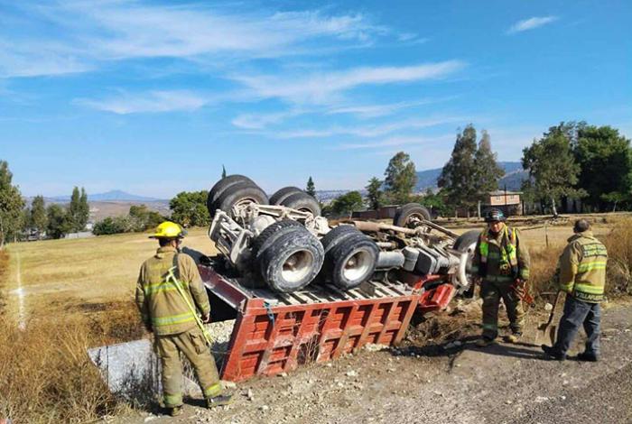 Volcadura de camión de carga deja un herido en la Morelia-Maravatío