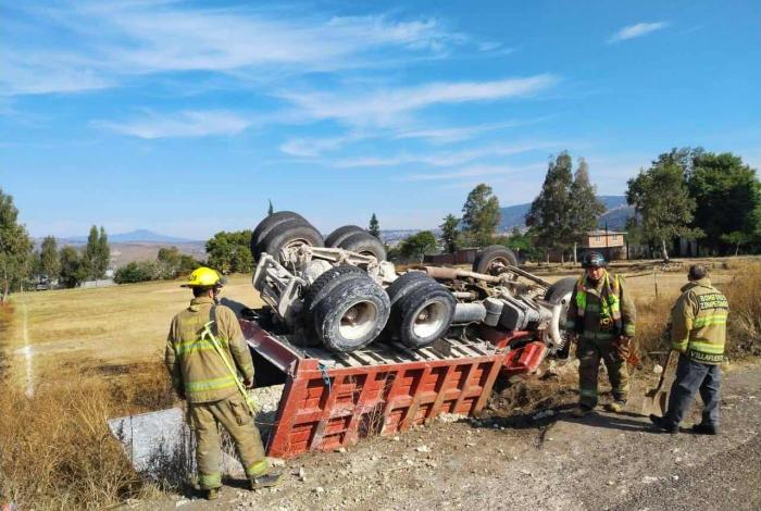 Volcadura de camión de carga deja 1 herido en la Morelia-Maravatío