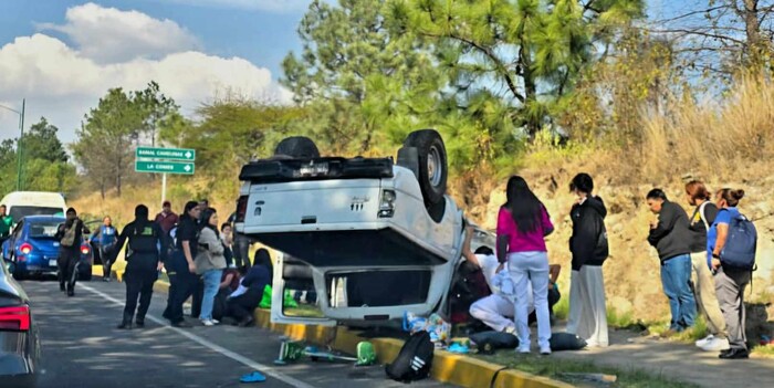 Volcadura de camioneta en zona de Altozano deja 4 personas lastimadas